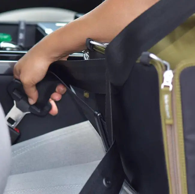 Car seat with seatbelt in Urban Pet Car Box ECO ecological car box.